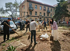 沈阳万益集团党员参加松泉社区“党员进社区”志愿清洁活动